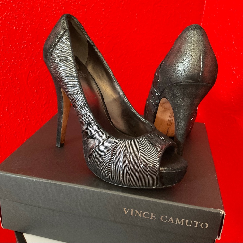 ✨VINCE CAMUTO Graphite Peep-toe 5”Platform Pumps❣️